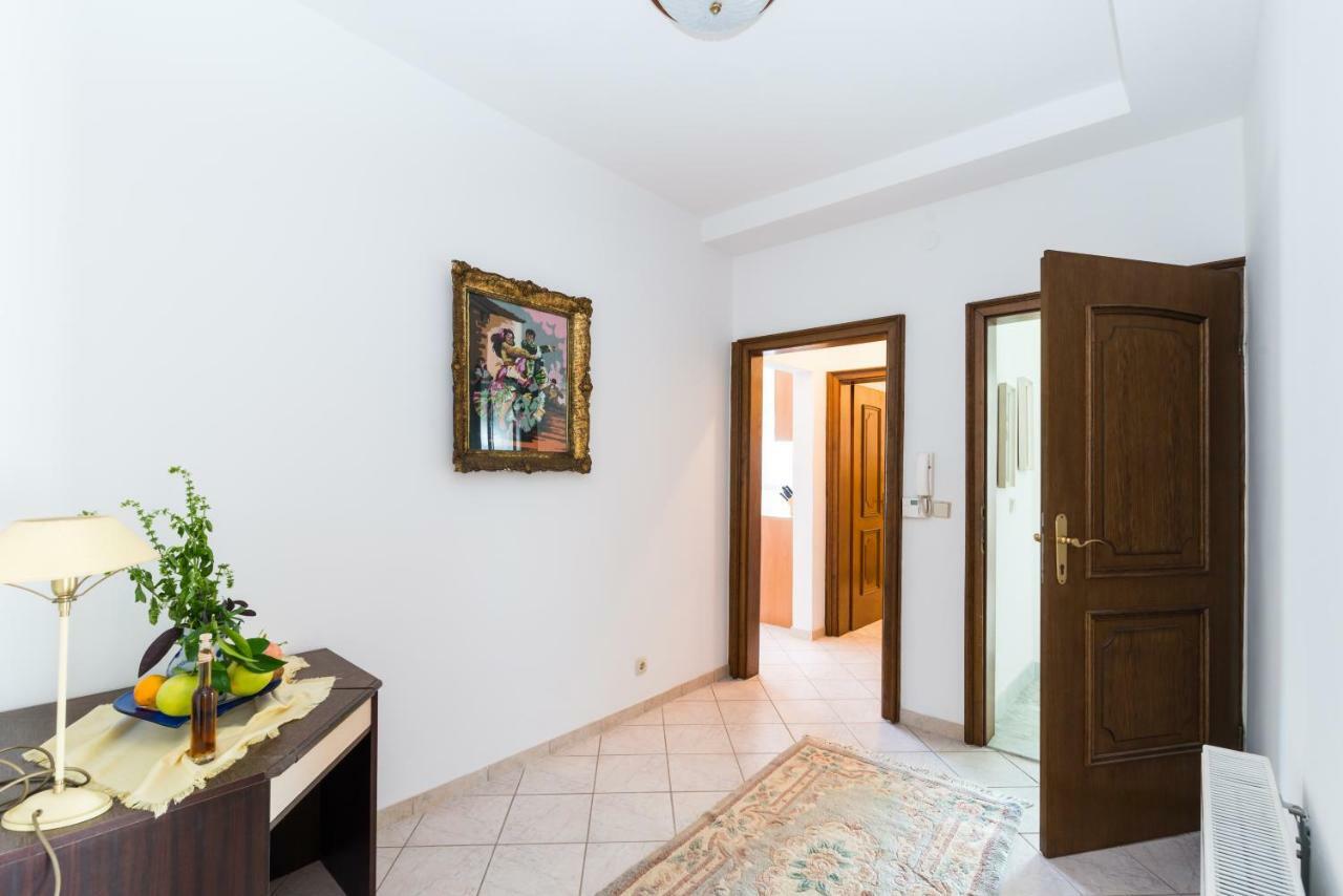 Apartments Victoria ザダル エクステリア 写真